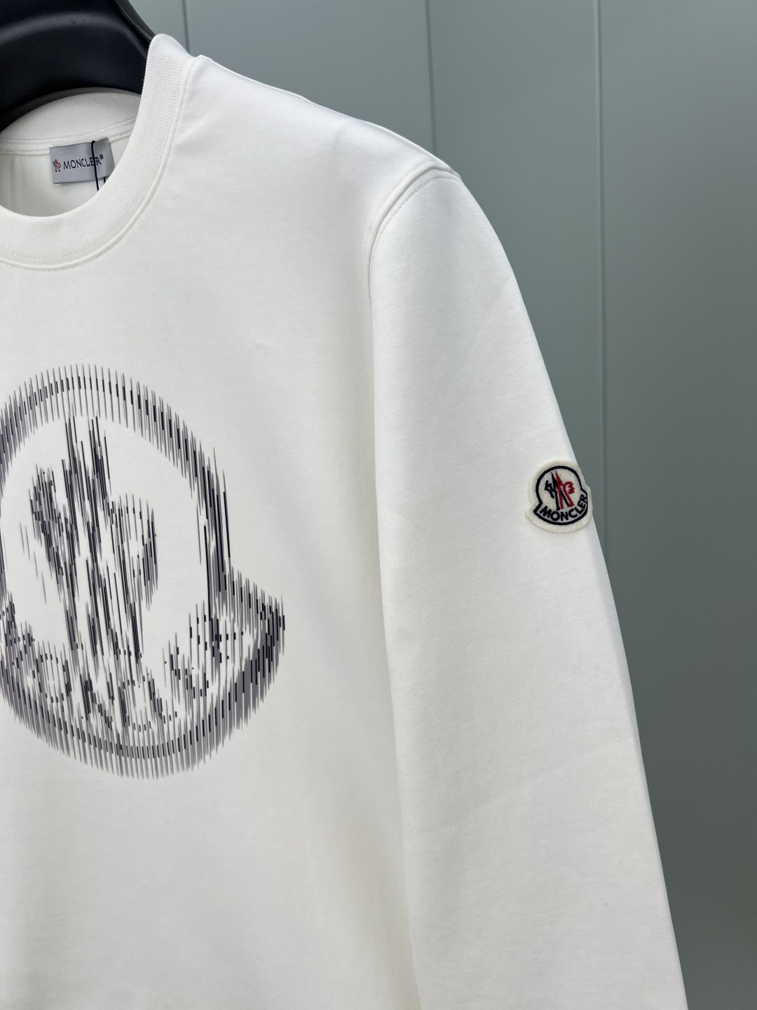 Moncler.蒙口 25秋冬新品模糊logo印花标识圆领卫衣，正面饰模糊印花logo设计，左袖饰有经典