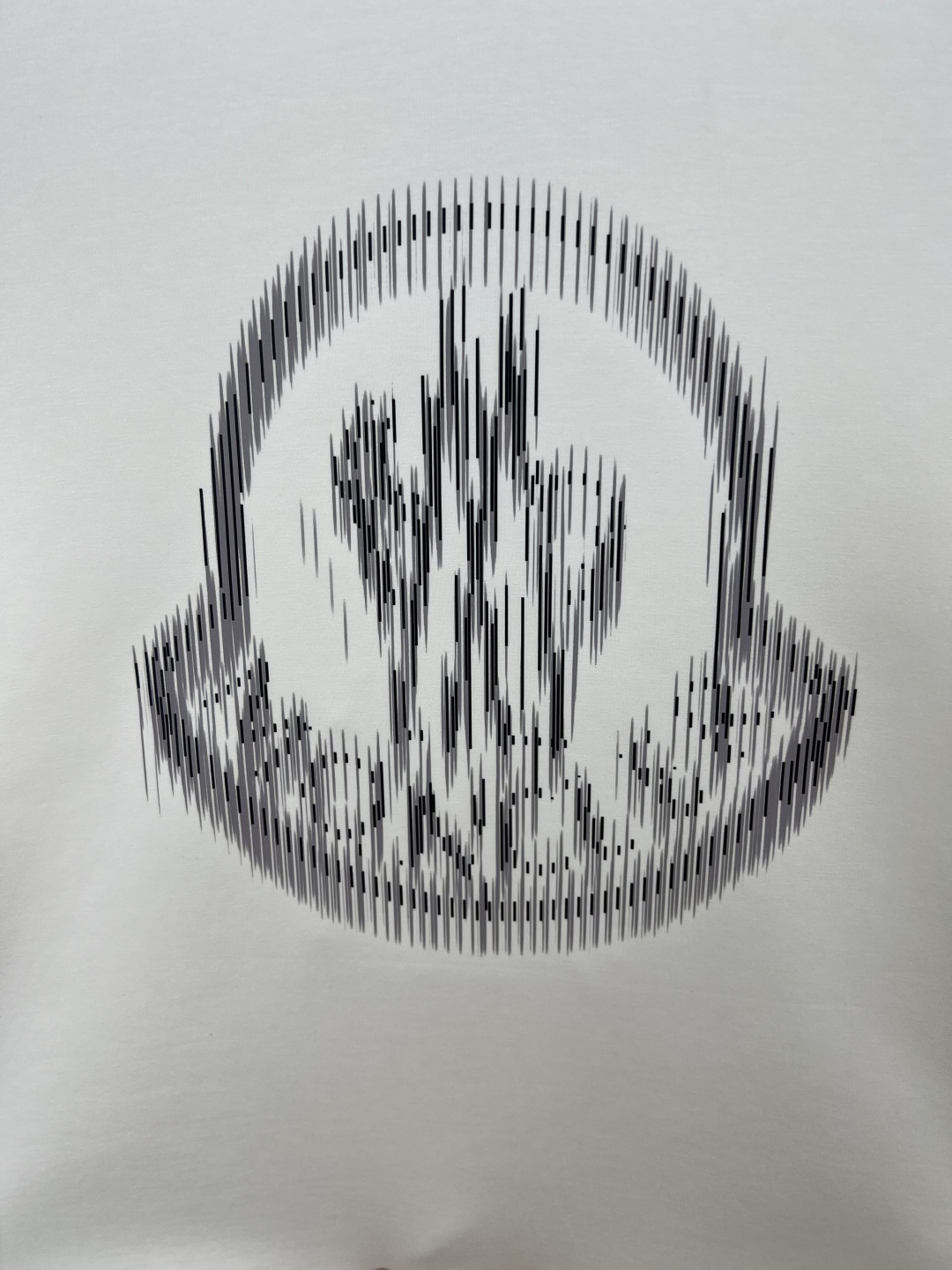 Moncler.蒙口 25秋冬新品模糊logo印花标识圆领卫衣，正面饰模糊印花logo设计，左袖饰有经典