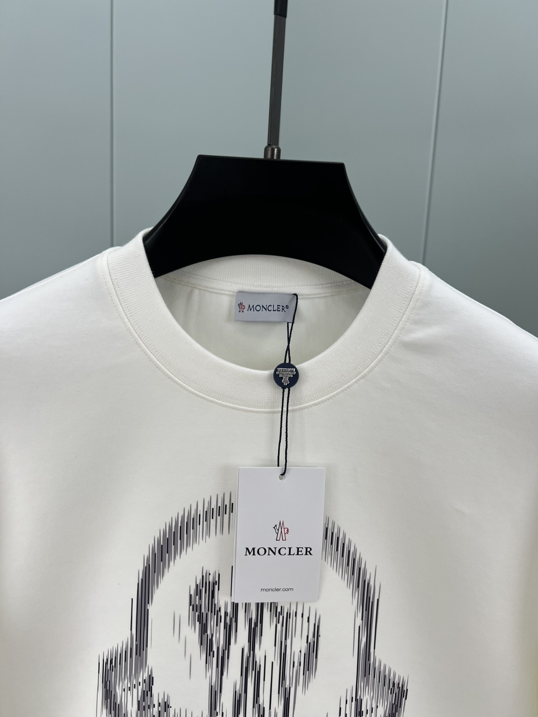 Moncler.蒙口 25秋冬新品模糊logo印花标识圆领卫衣，正面饰模糊印花logo设计，左袖饰有经典
