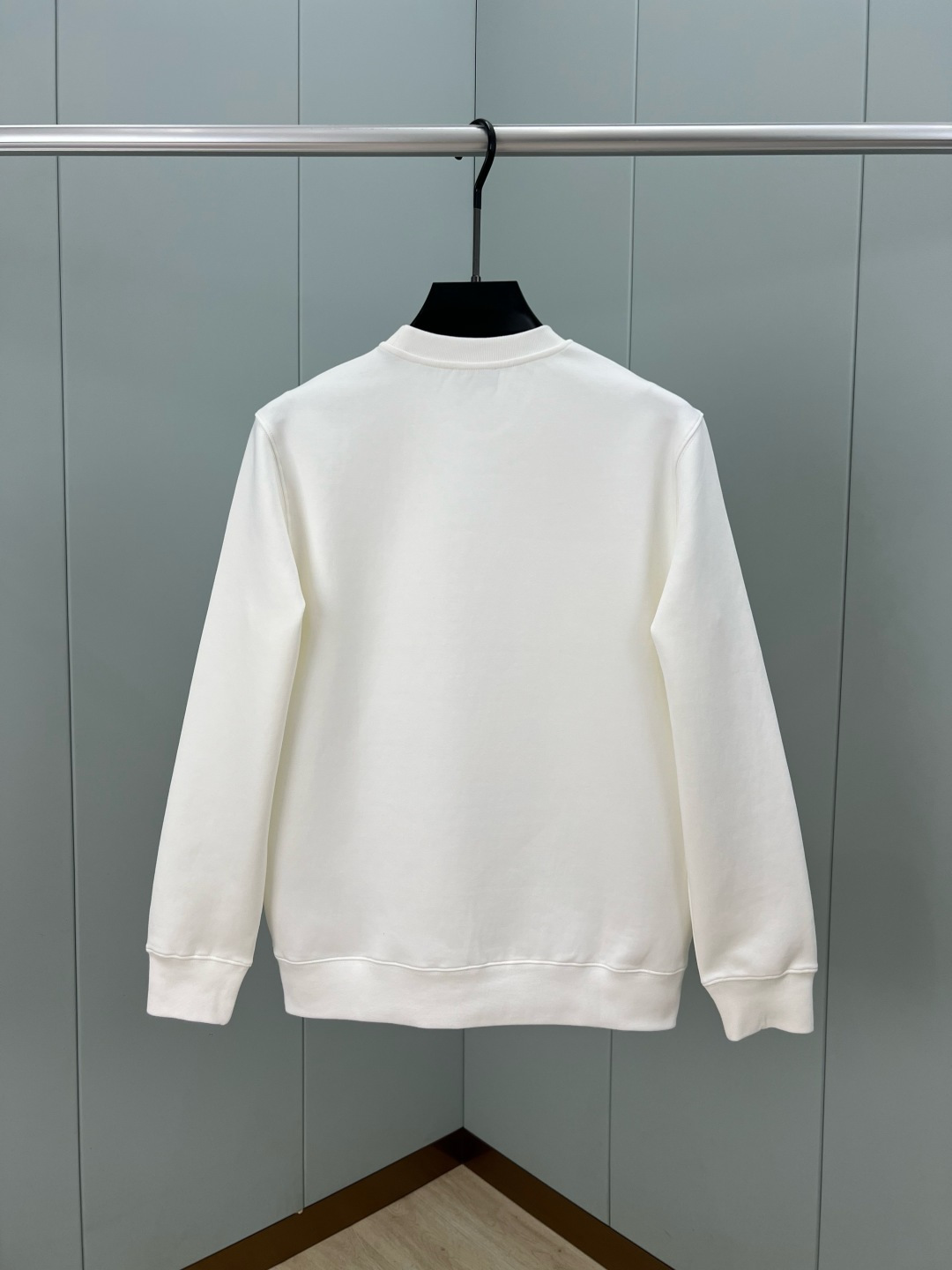 Moncler.蒙口 25秋冬新品模糊logo印花标识圆领卫衣，正面饰模糊印花logo设计，左袖饰有经典