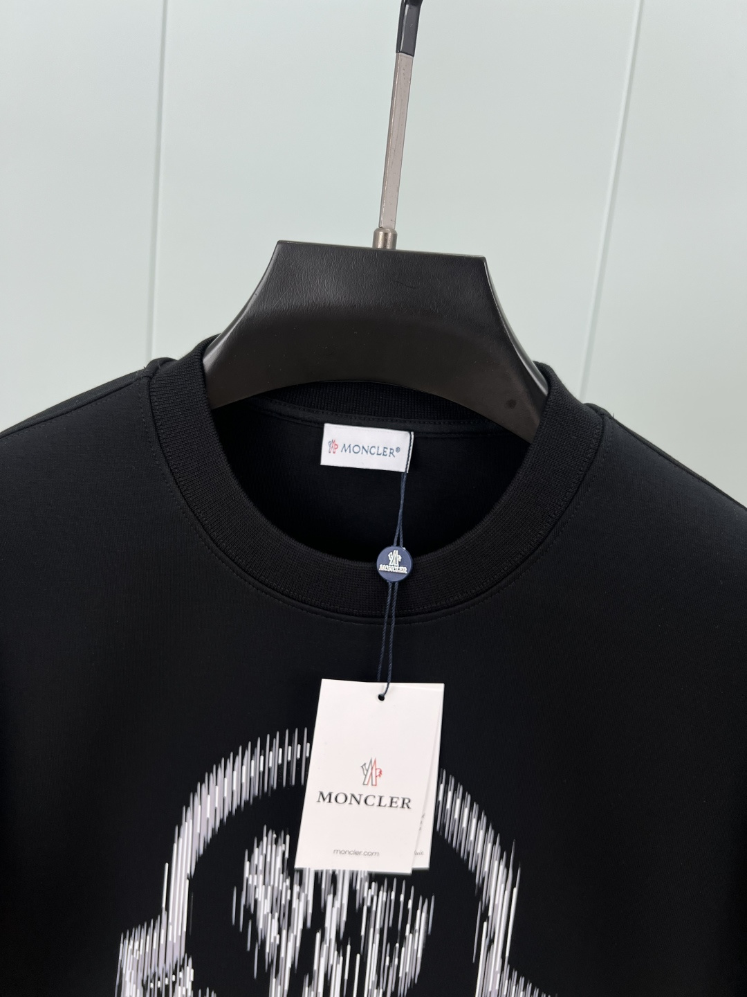 Moncler.蒙口 25秋冬新品模糊logo印花标识圆领卫衣，正面饰模糊印花logo设计，左袖饰有经典