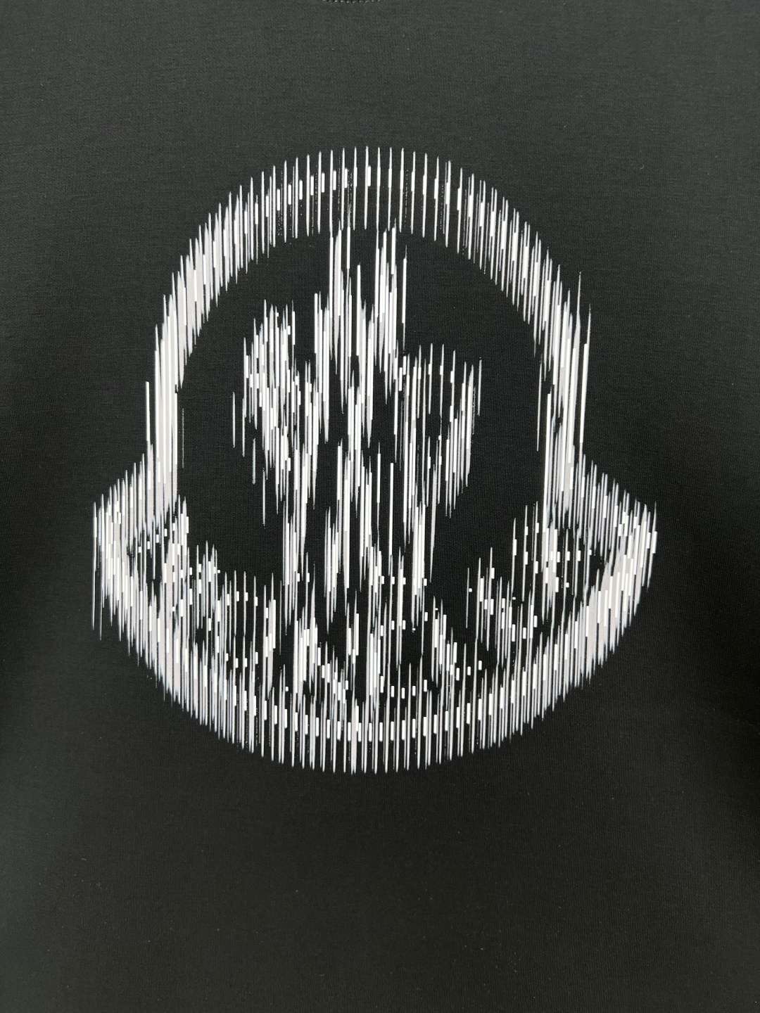 Moncler.蒙口 25秋冬新品模糊logo印花标识圆领卫衣，正面饰模糊印花logo设计，左袖饰有经典