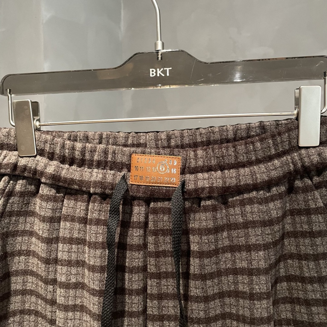 MM6🌟秋冬新款休闲裤🆕采用优质面料，具有质感，松紧腰带设计，超级时尚洋气！码数：S-2XL 男女同款（