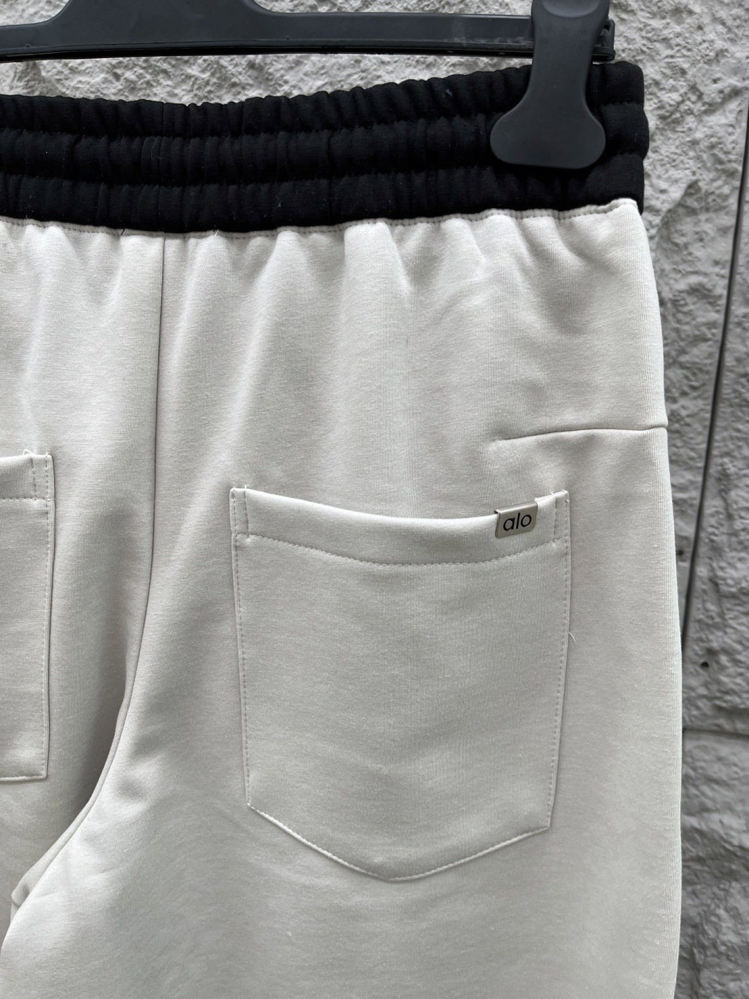 Alo🔥🔥新款加绒休闲裤，香港洋行渠道货，高级优质面料，绒面内里，细腻柔软程度非同一般。标识增添看点，处