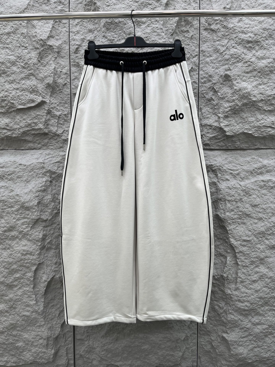 Alo🔥🔥新款加绒休闲裤，香港洋行渠道货，高级优质面料，绒面内里，细腻柔软程度非同一般。标识增添看点，处
