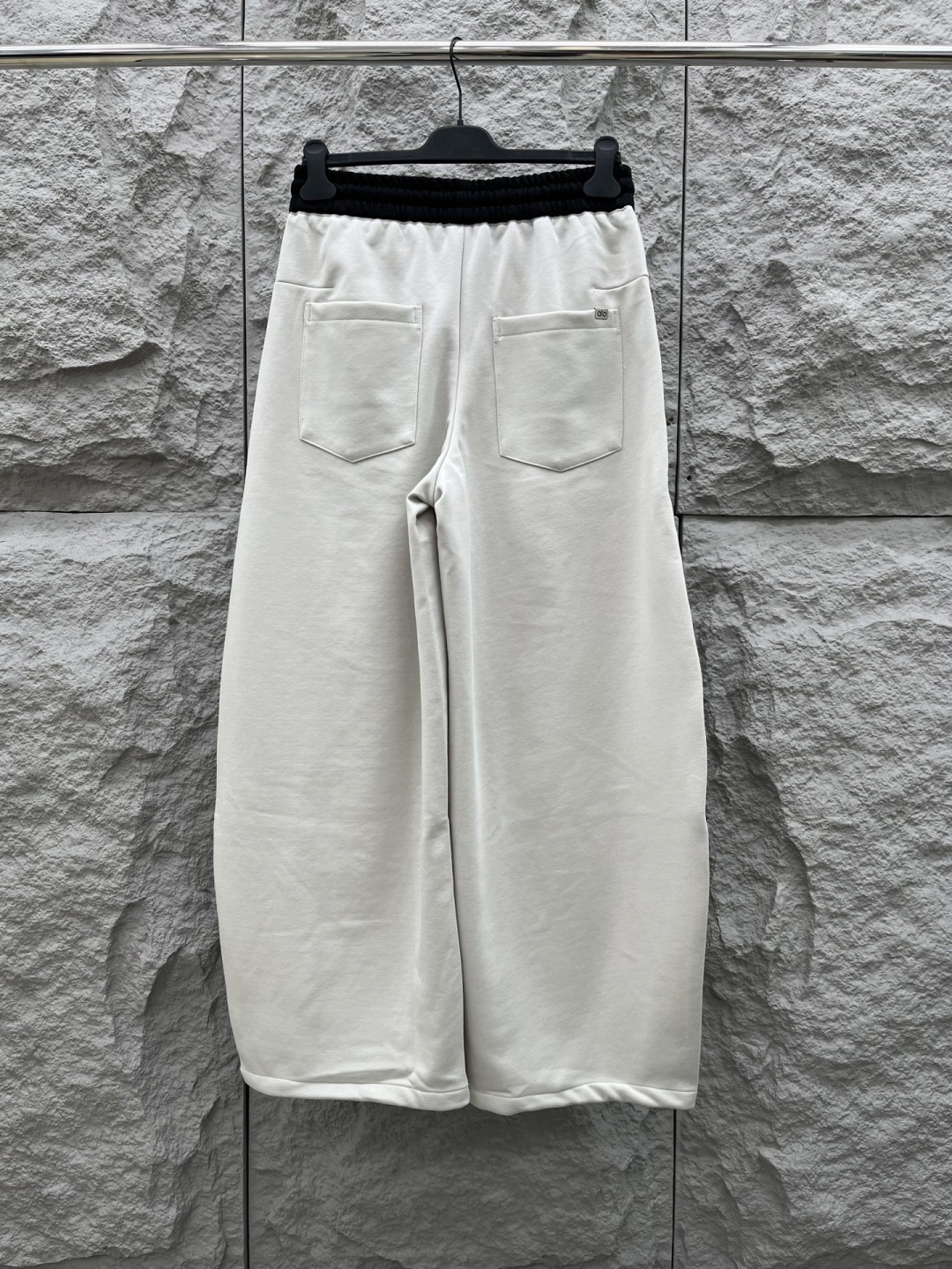 Alo🔥🔥新款加绒休闲裤，香港洋行渠道货，高级优质面料，绒面内里，细腻柔软程度非同一般。标识增添看点，处