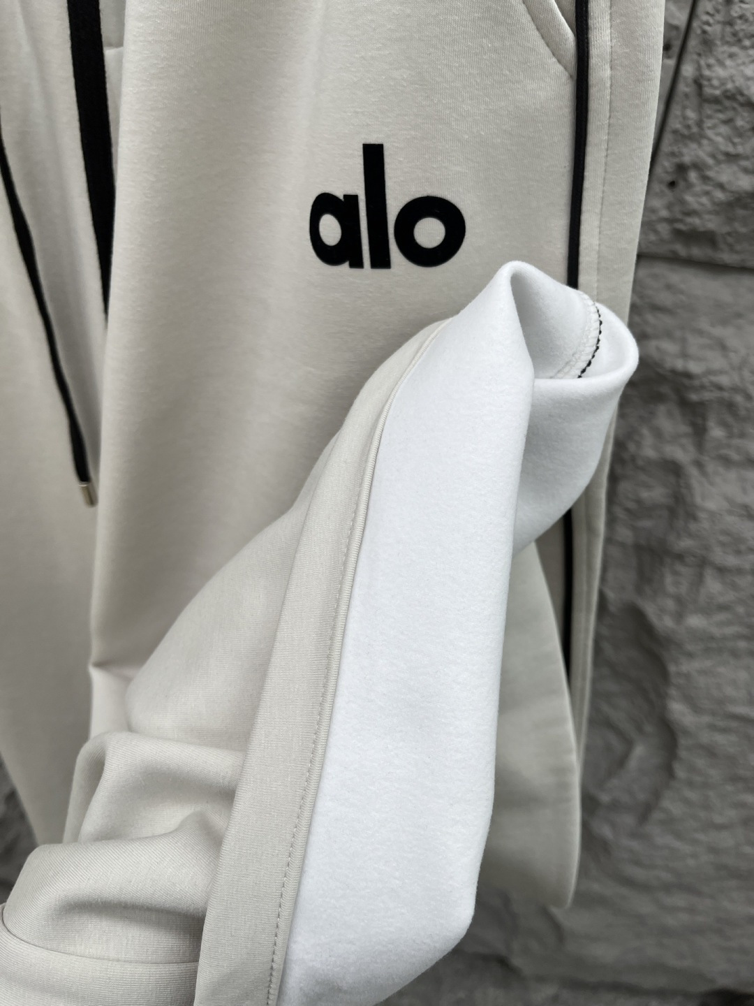 Alo🔥🔥新款加绒休闲裤，香港洋行渠道货，高级优质面料，绒面内里，细腻柔软程度非同一般。标识增添看点，处