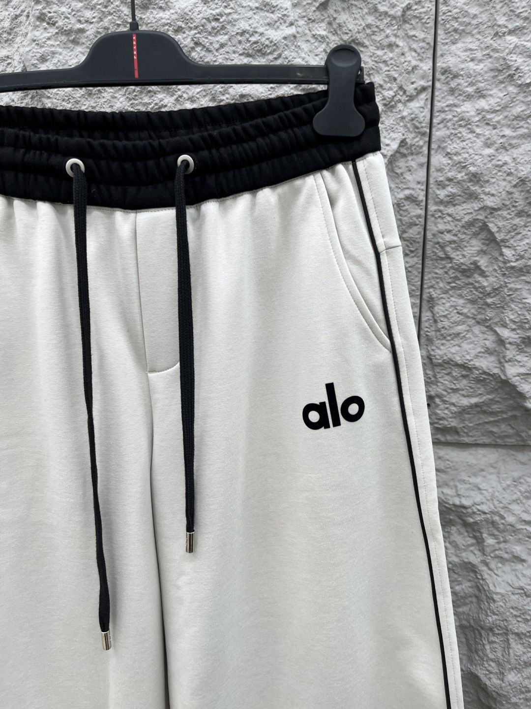 Alo🔥🔥新款加绒休闲裤，香港洋行渠道货，高级优质面料，绒面内里，细腻柔软程度非同一般。标识增添看点，处
