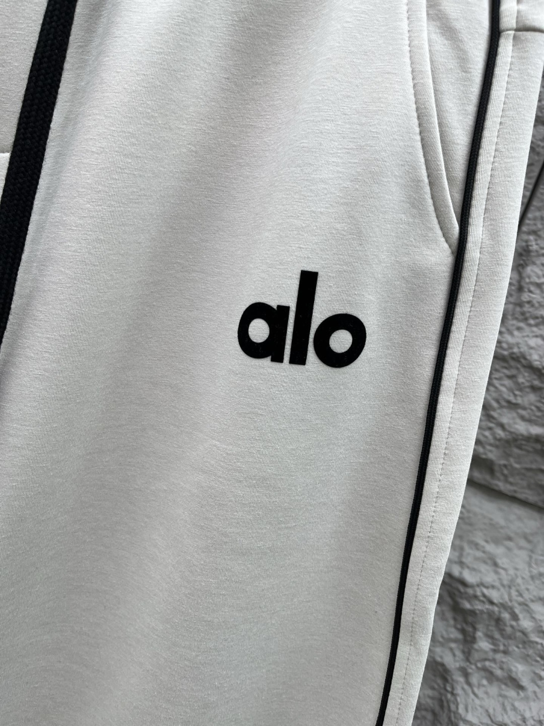 Alo🔥🔥新款加绒休闲裤，香港洋行渠道货，高级优质面料，绒面内里，细腻柔软程度非同一般。标识增添看点，处