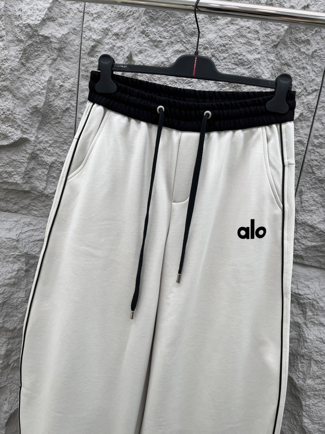 Alo🔥🔥新款加绒休闲裤，香港洋行渠道货，高级优质面料，绒面内里，细腻柔软程度非同一般。标识增添看点，处