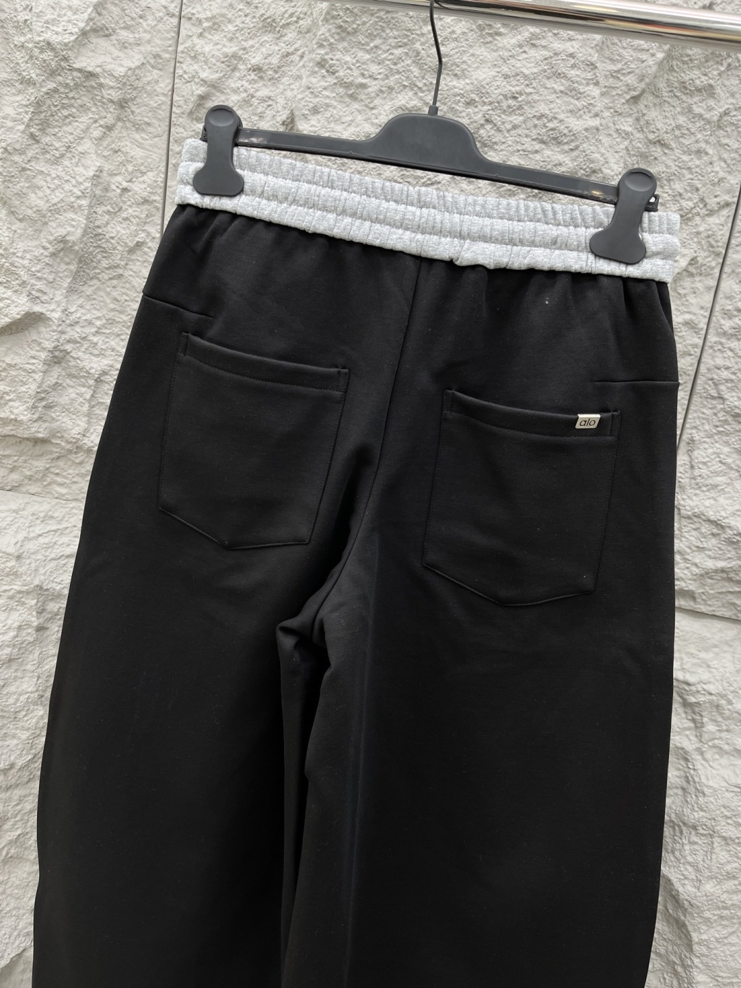 Alo🔥🔥新款加绒休闲裤，香港洋行渠道货，高级优质面料，绒面内里，细腻柔软程度非同一般。标识增添看点，处