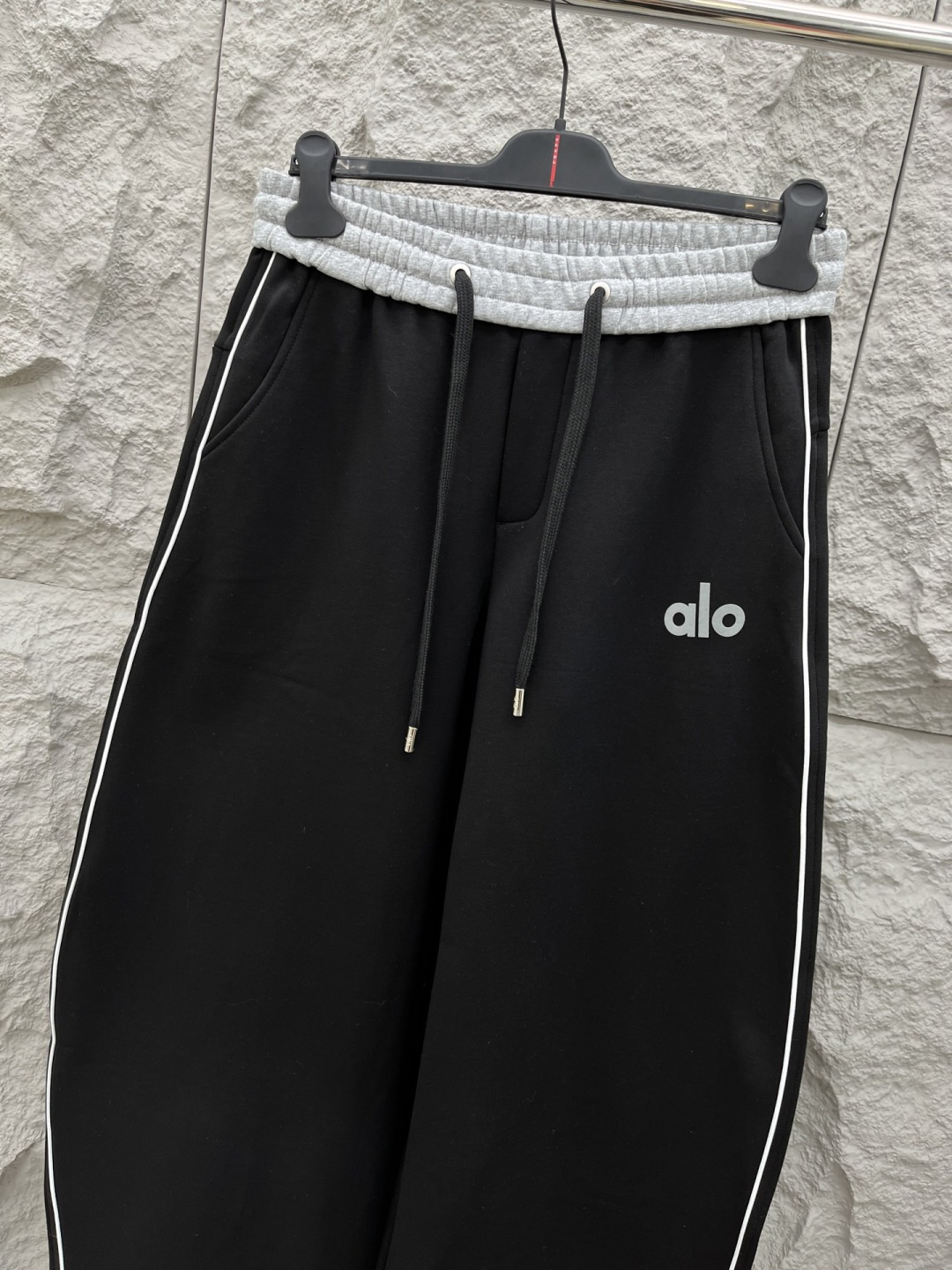 Alo🔥🔥新款加绒休闲裤，香港洋行渠道货，高级优质面料，绒面内里，细腻柔软程度非同一般。标识增添看点，处