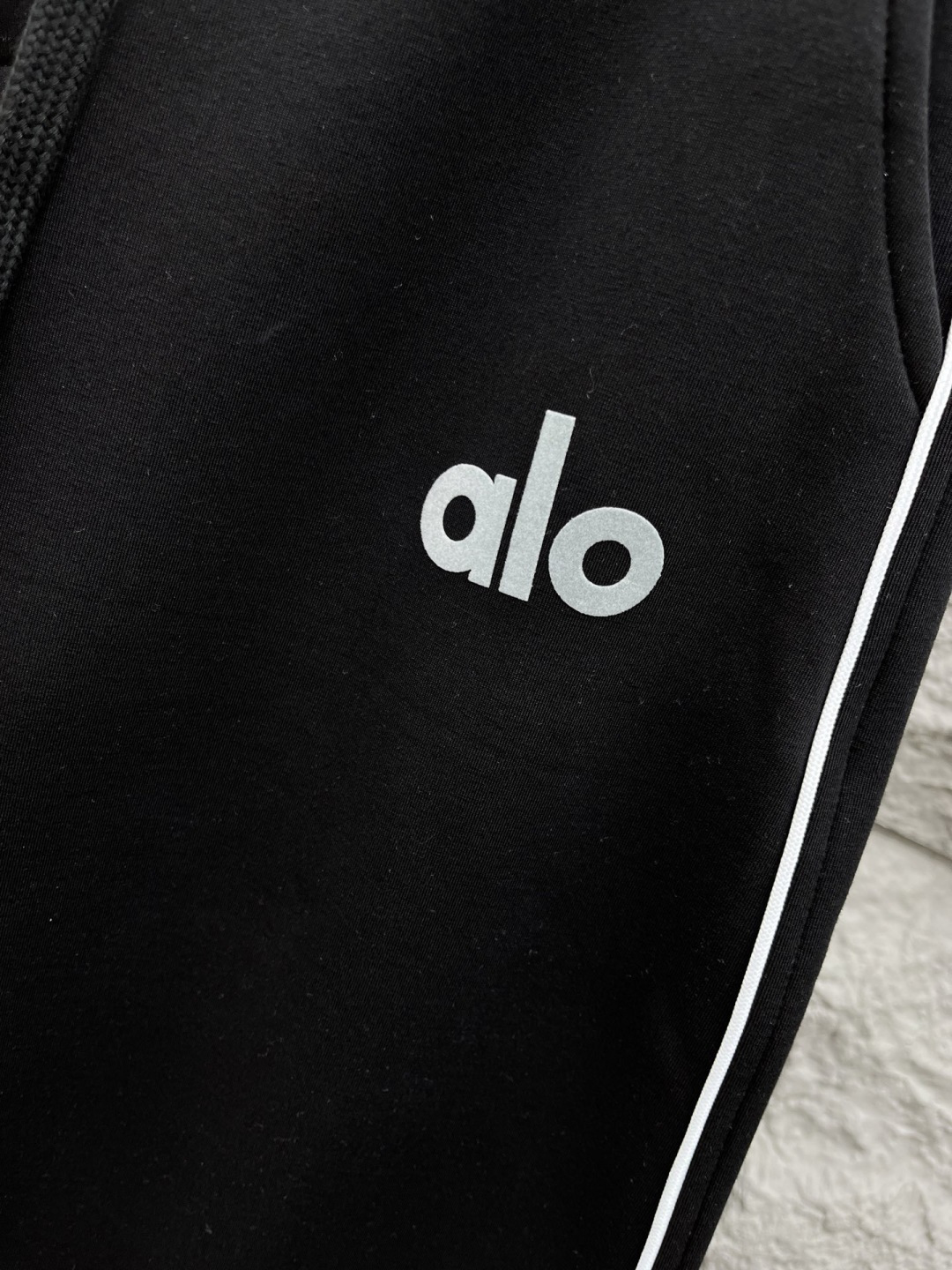 Alo🔥🔥新款加绒休闲裤，香港洋行渠道货，高级优质面料，绒面内里，细腻柔软程度非同一般。标识增添看点，处