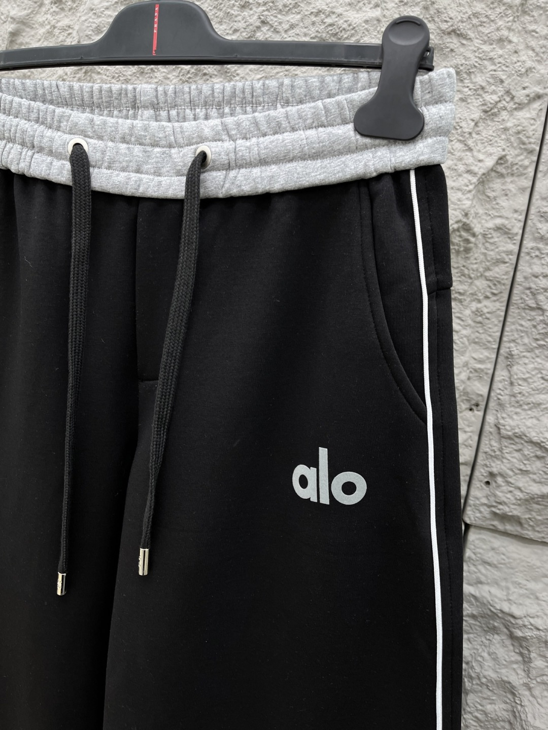 Alo🔥🔥新款加绒休闲裤，香港洋行渠道货，高级优质面料，绒面内里，细腻柔软程度非同一般。标识增添看点，处