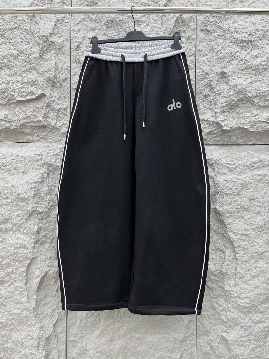 Alo🔥🔥新款加绒休闲裤，香港洋行渠道货，高级优质面料，绒面内里，细腻柔软程度非同一般。标识增添看点，处