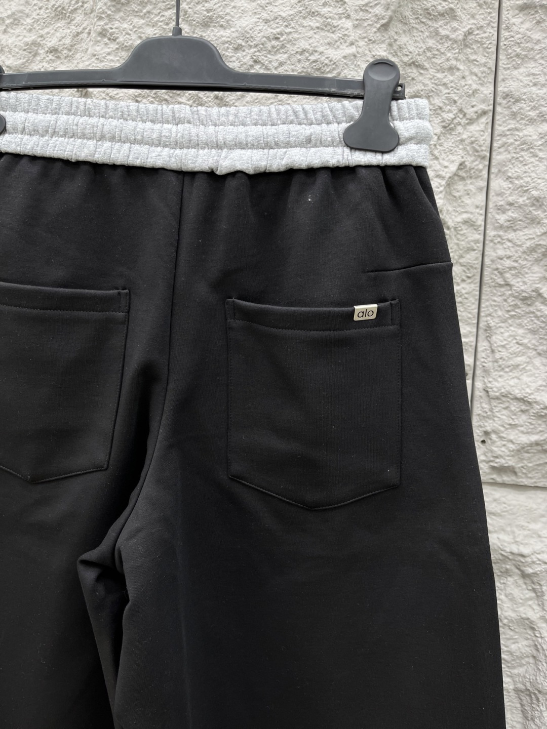 Alo🔥🔥新款加绒休闲裤，香港洋行渠道货，高级优质面料，绒面内里，细腻柔软程度非同一般。标识增添看点，处