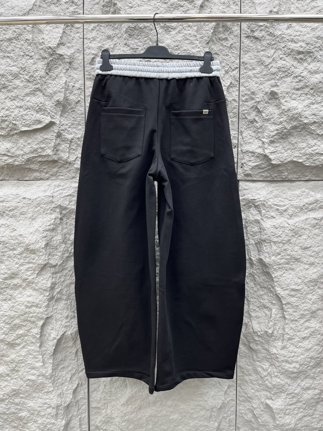 Alo🔥🔥新款加绒休闲裤，香港洋行渠道货，高级优质面料，绒面内里，细腻柔软程度非同一般。标识增添看点，处