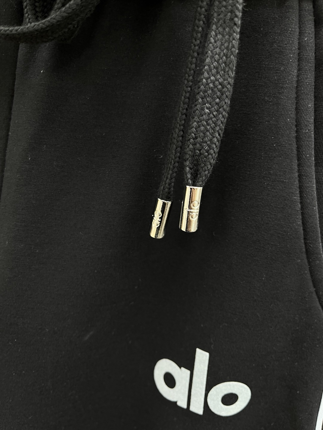 Alo🔥🔥新款加绒休闲裤，香港洋行渠道货，高级优质面料，绒面内里，细腻柔软程度非同一般。标识增添看点，处