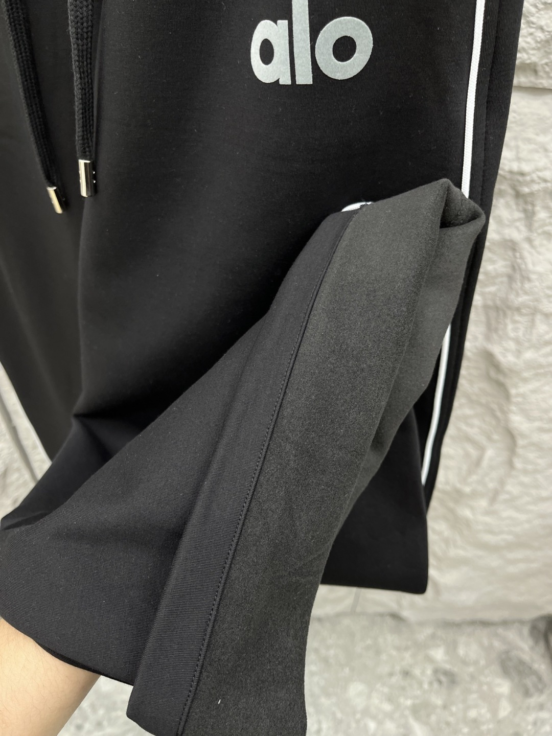 Alo🔥🔥新款加绒休闲裤，香港洋行渠道货，高级优质面料，绒面内里，细腻柔软程度非同一般。标识增添看点，处