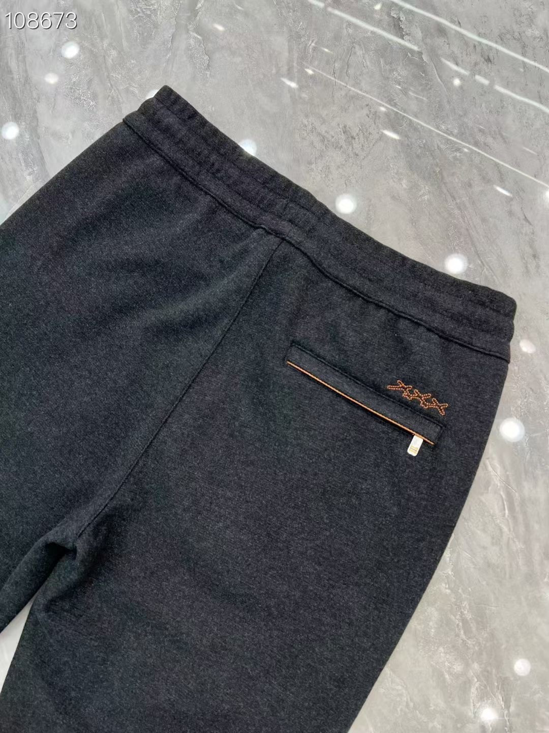 杰尼亚 𝟐𝟎𝟐𝟓秋冬上新高订轻奢休闲裤 现货供应 特殊成分再生纤维面料 抗皱免烫 舒适0压感 贴肤穿着全