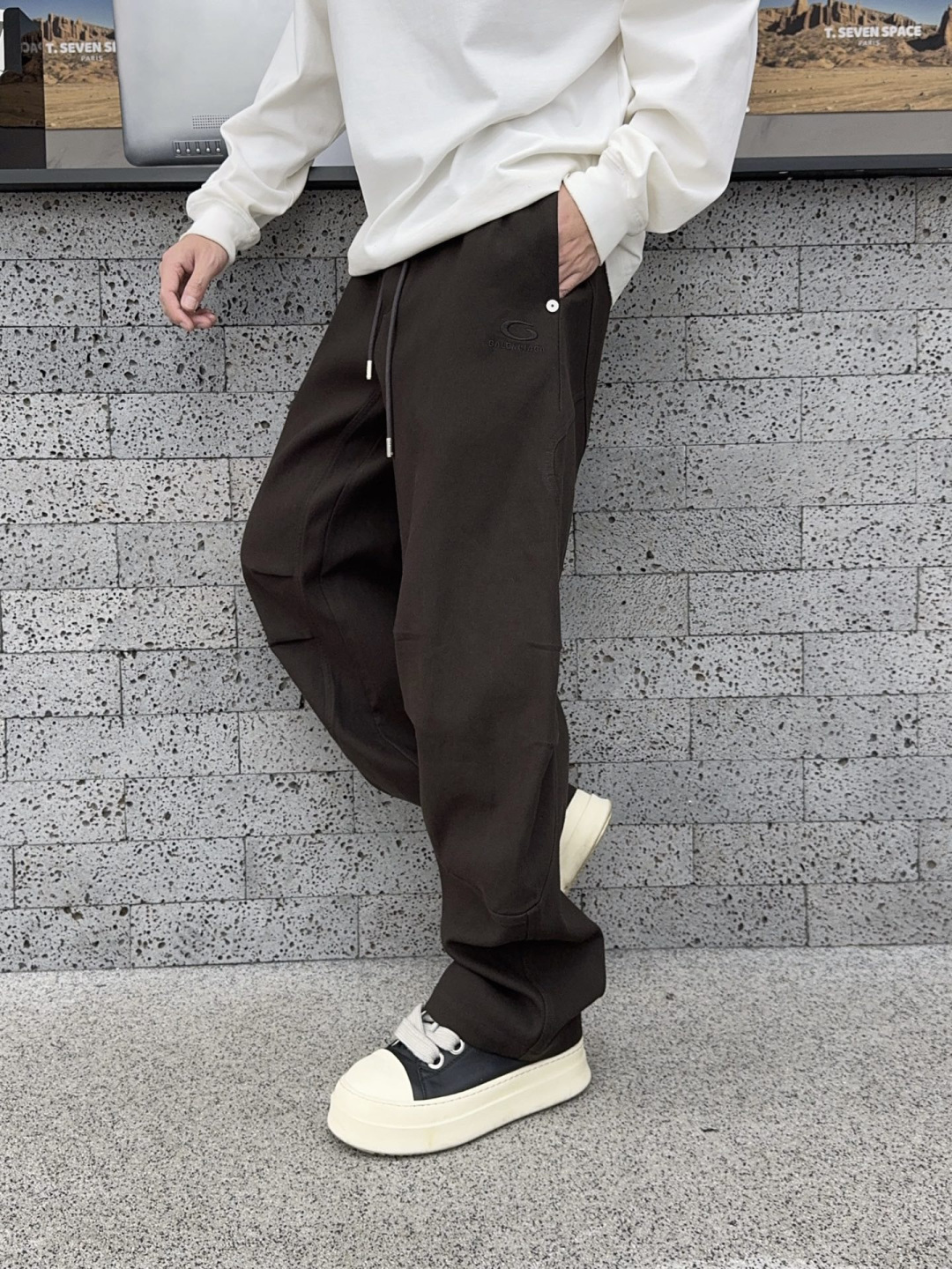 巴黎世家 新款秋冬加绒裤子[庆祝][庆祝]码数：M-3xL颜色：黑，咖