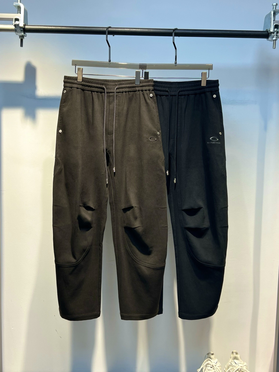 巴黎世家 新款秋冬加绒裤子[庆祝][庆祝]码数：M-3xL颜色：黑，咖