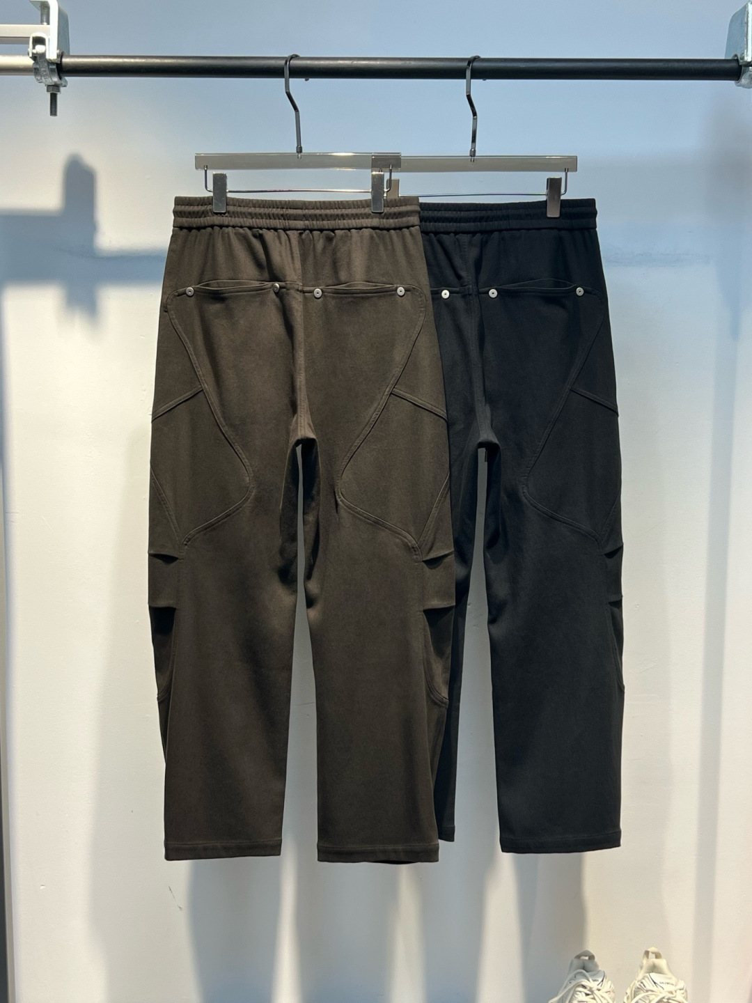 巴黎世家 新款秋冬加绒裤子[庆祝][庆祝]码数：M-3xL颜色：黑，咖