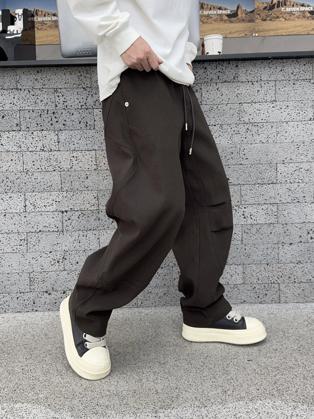 巴黎世家 新款秋冬加绒裤子[庆祝][庆祝]码数：M-3xL颜色：黑，咖