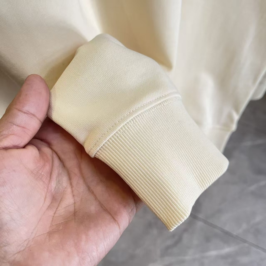 GUCC*2025秋冬新款 个性字母logo印花 定制面料400g 圆领卫衣 男女同款颜色：黑色 杏色 