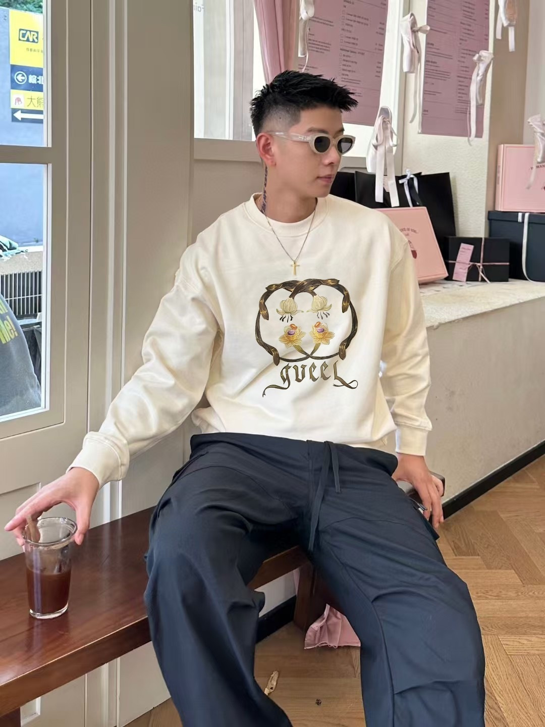 GUCC*2025秋冬新款 个性字母logo印花 定制面料400g 圆领卫衣 男女同款颜色：黑色 杏色 