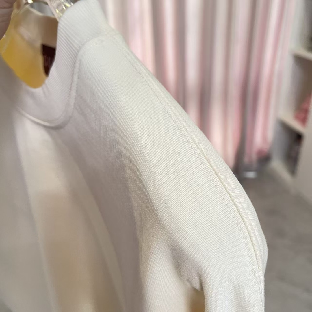 GUCC*2025秋冬新款 个性字母logo印花 定制面料400g 圆领卫衣 男女同款颜色：黑色 杏色 