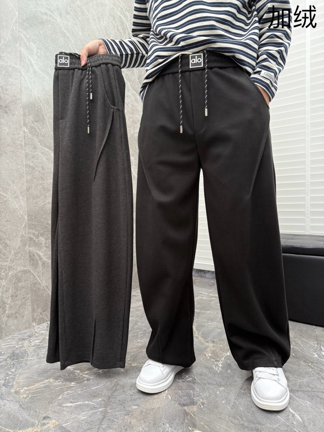 （新出加绒）alo🌈🌈新款加绒休闲裤，采用高定面料，裤子腰头饰有logo字母设计，面料手感柔软滑润、保型
