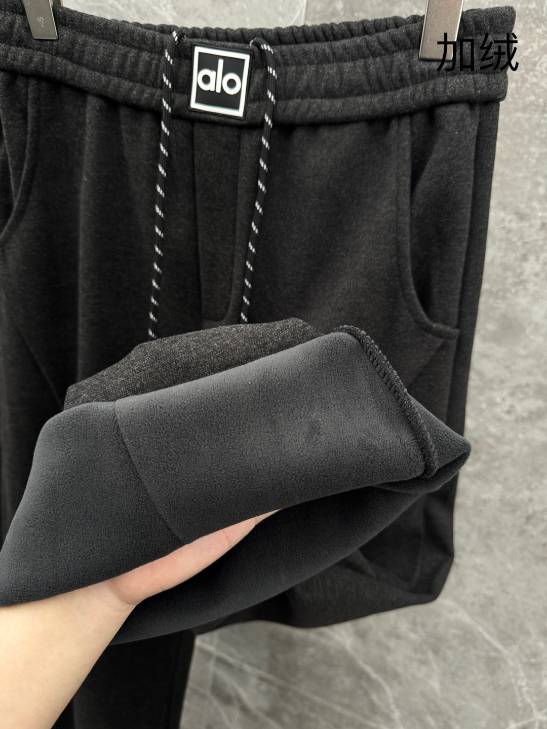 （新出加绒）alo🌈🌈新款加绒休闲裤，采用高定面料，裤子腰头饰有logo字母设计，面料手感柔软滑润、保型