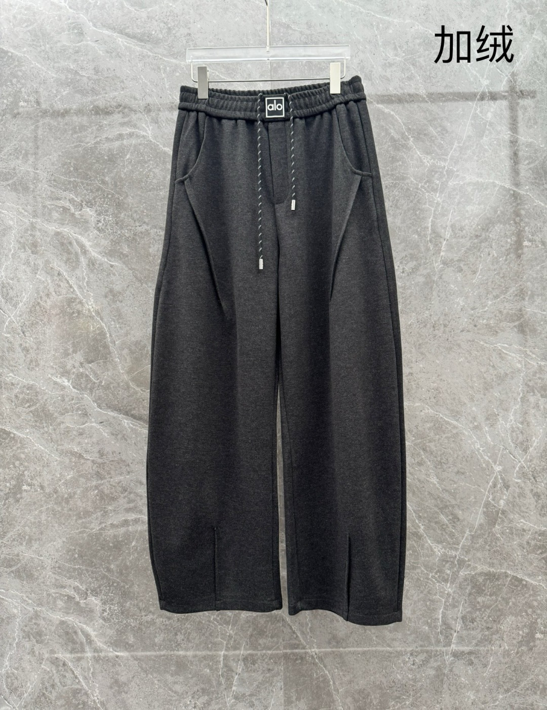 （新出加绒）alo🌈🌈新款加绒休闲裤，采用高定面料，裤子腰头饰有logo字母设计，面料手感柔软滑润、保型