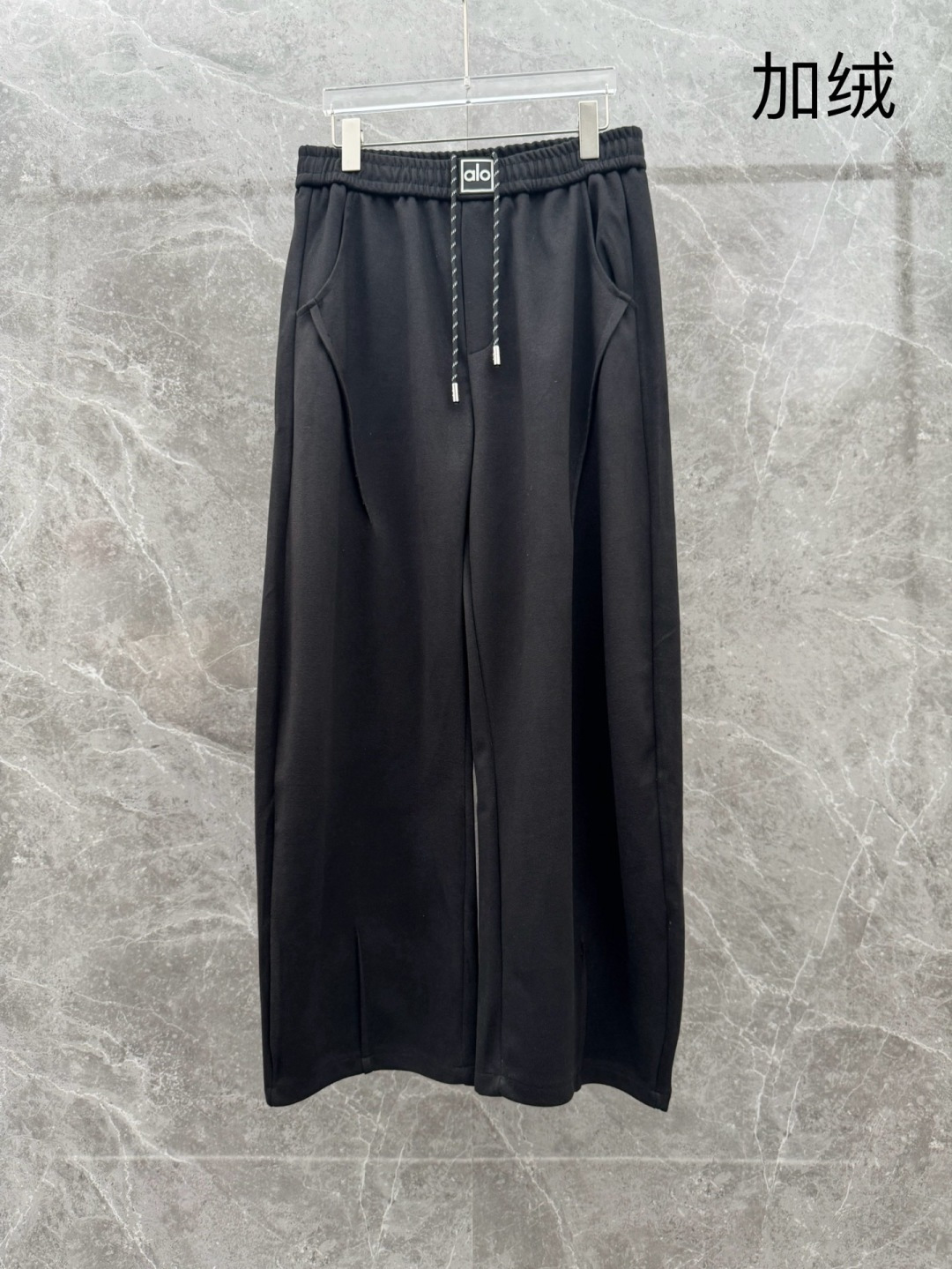 （新出加绒）alo🌈🌈新款加绒休闲裤，采用高定面料，裤子腰头饰有logo字母设计，面料手感柔软滑润、保型