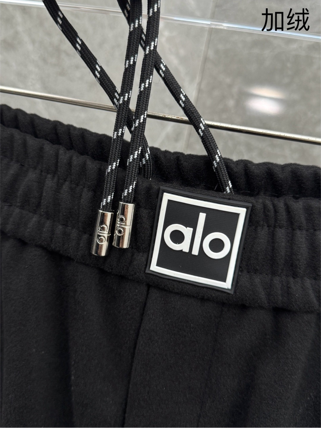 （新出加绒）alo🌈🌈新款加绒休闲裤，采用高定面料，裤子腰头饰有logo字母设计，面料手感柔软滑润、保型