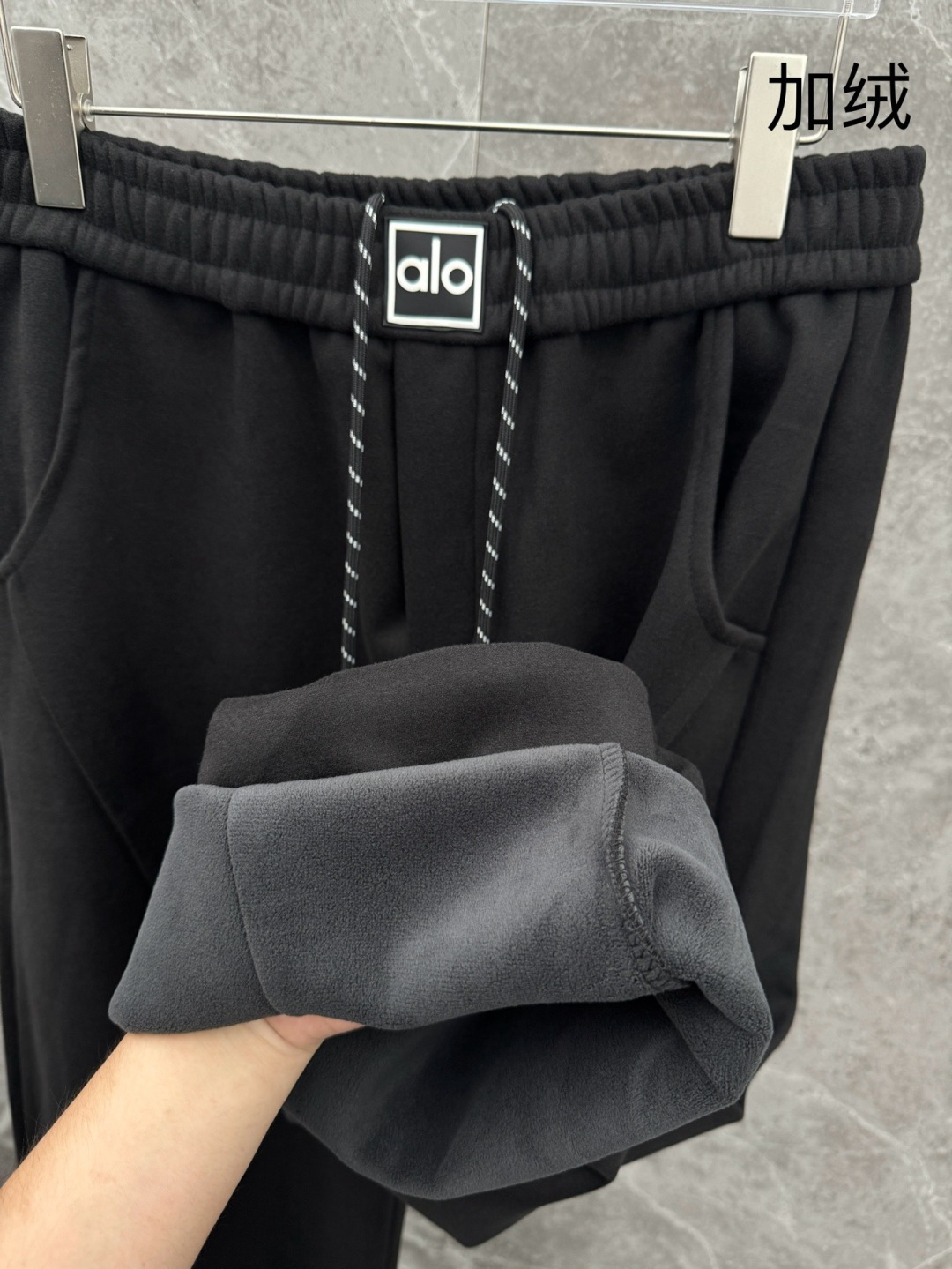 （新出加绒）alo🌈🌈新款加绒休闲裤，采用高定面料，裤子腰头饰有logo字母设计，面料手感柔软滑润、保型