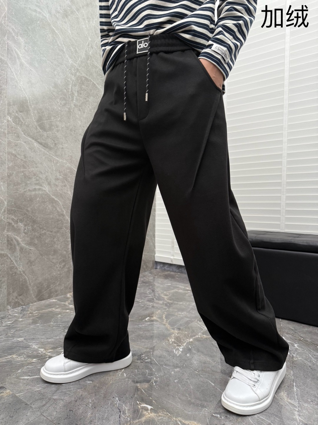（新出加绒）alo🌈🌈新款加绒休闲裤，采用高定面料，裤子腰头饰有logo字母设计，面料手感柔软滑润、保型
