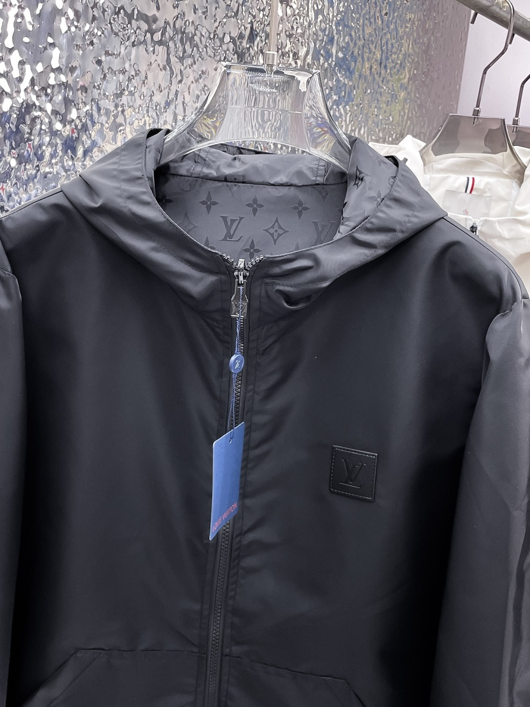 LV 官网同款，提前发售！2025ss开秋新款男士双面穿夹克外套，原单三标齐全高端版本！带隐藏帽，专柜定