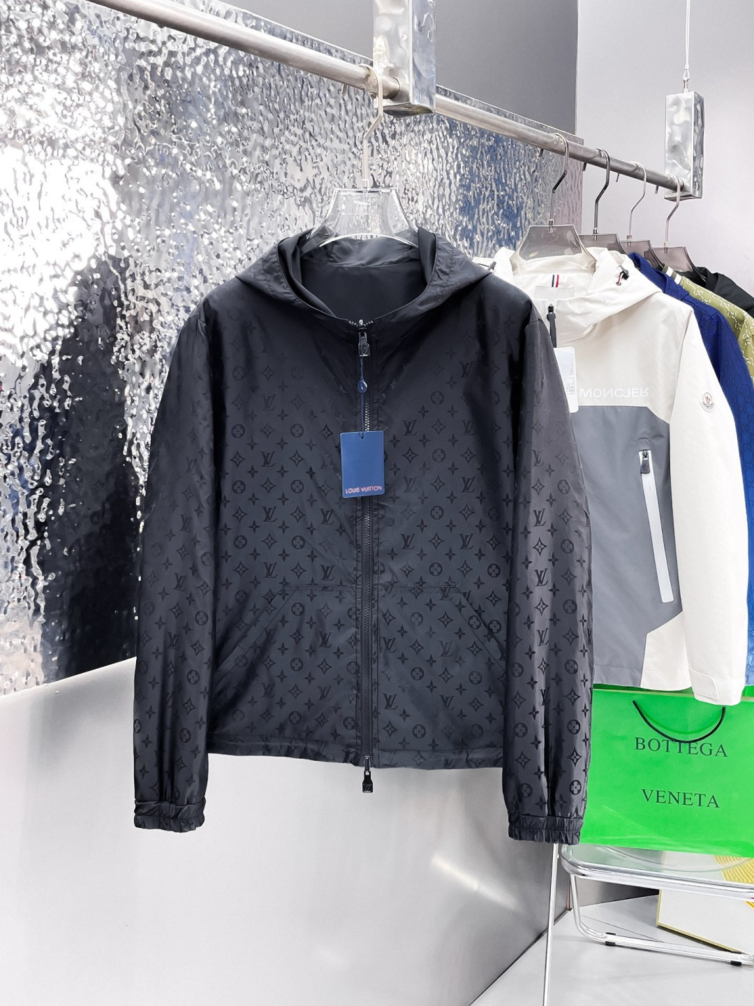 LV 官网同款，提前发售！2025ss开秋新款男士双面穿夹克外套，原单三标齐全高端版本！带隐藏帽，专柜定