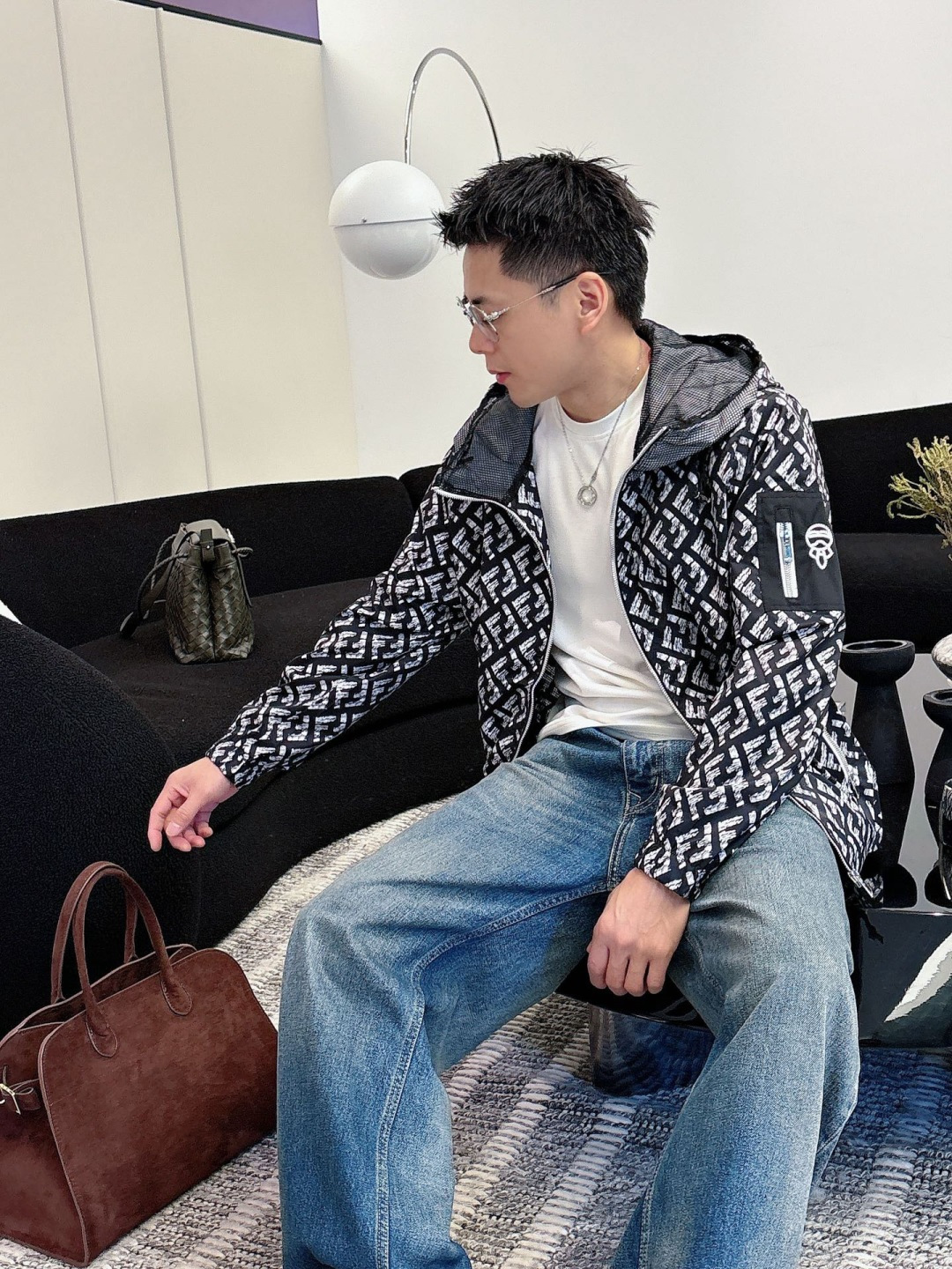 芬迪 2025秋季新款夹克外套，秀场新品‼品相非常完美，舒适保暖，三标齐全色泽饱满诱人，非常出彩的设计，