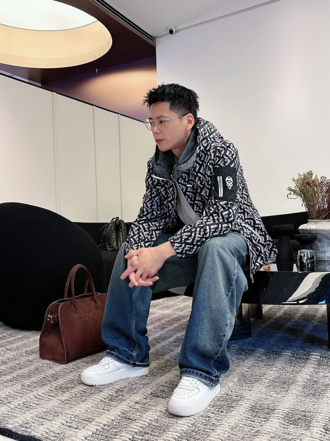 芬迪 2025秋季新款夹克外套，秀场新品‼品相非常完美，舒适保暖，三标齐全色泽饱满诱人，非常出彩的设计，