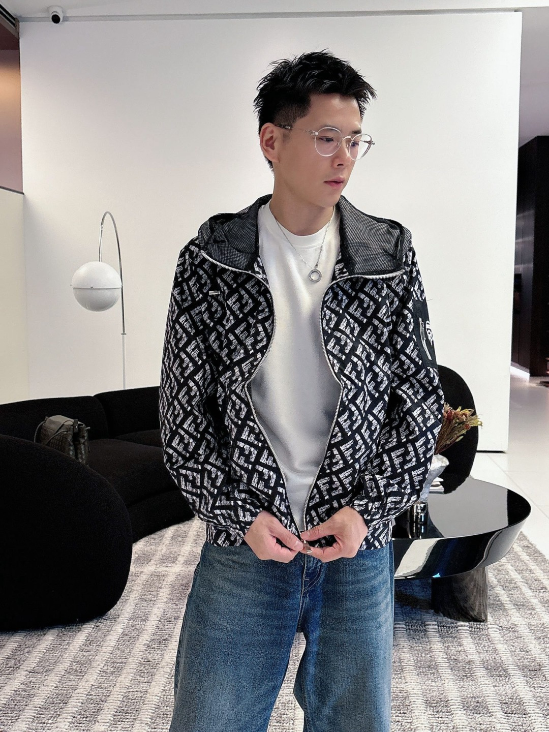 芬迪 2025秋季新款夹克外套，秀场新品‼品相非常完美，舒适保暖，三标齐全色泽饱满诱人，非常出彩的设计，