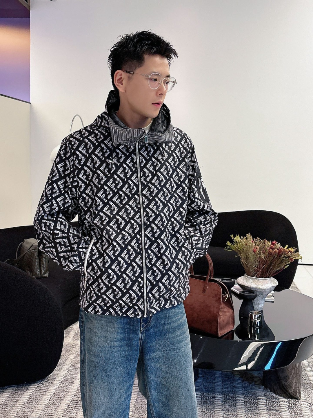 芬迪 2025秋季新款夹克外套，秀场新品‼品相非常完美，舒适保暖，三标齐全色泽饱满诱人，非常出彩的设计，