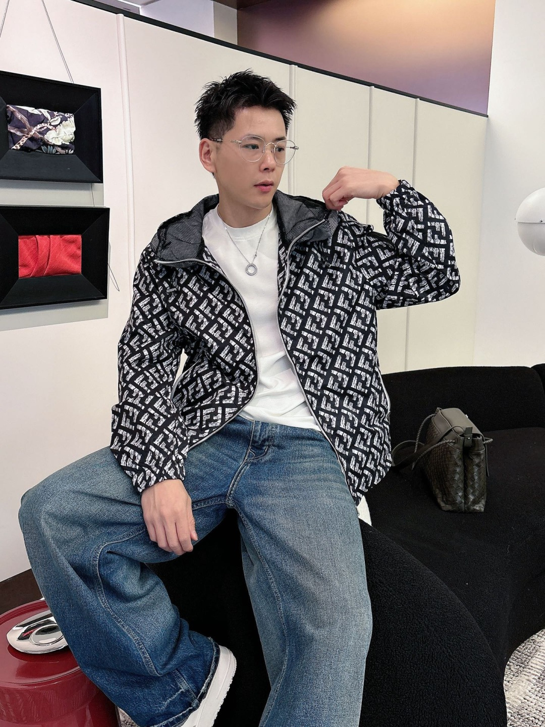 芬迪 2025秋季新款夹克外套，秀场新品‼品相非常完美，舒适保暖，三标齐全色泽饱满诱人，非常出彩的设计，