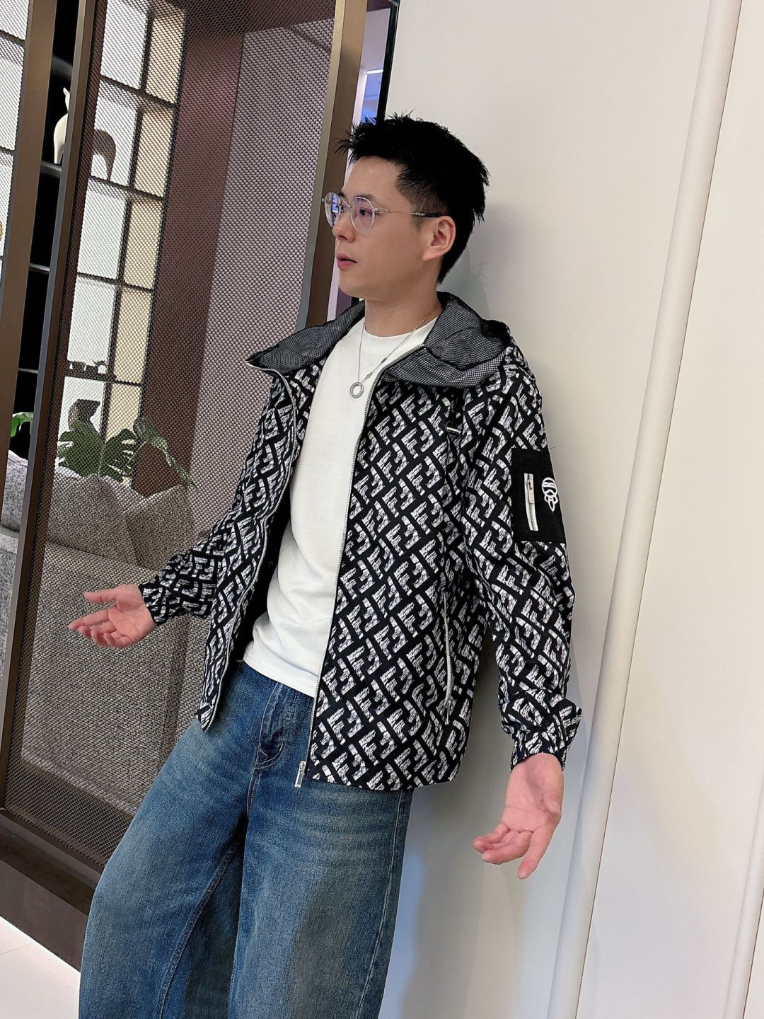 芬迪 2025秋季新款夹克外套，秀场新品‼品相非常完美，舒适保暖，三标齐全色泽饱满诱人，非常出彩的设计，