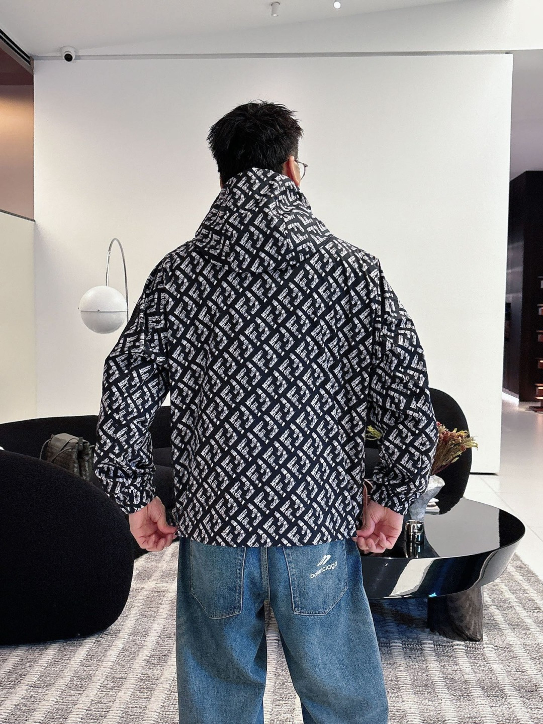 芬迪 2025秋季新款夹克外套，秀场新品‼品相非常完美，舒适保暖，三标齐全色泽饱满诱人，非常出彩的设计，