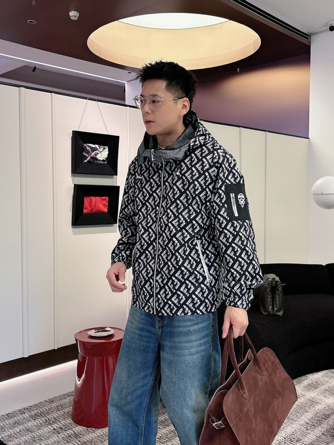 芬迪 2025秋季新款夹克外套，秀场新品‼品相非常完美，舒适保暖，三标齐全色泽饱满诱人，非常出彩的设计，