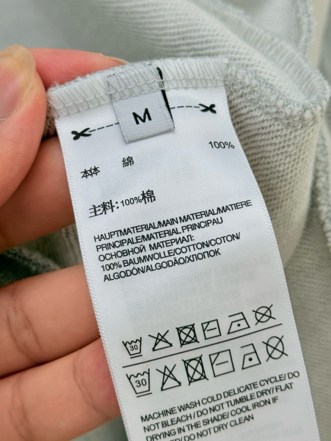 Y3·徽标印花棉质连帽卫衣、代工厂出品早秋新品这款连帽卫衣延续品牌经典的运动廓形，以宽松舒适为设计基调。