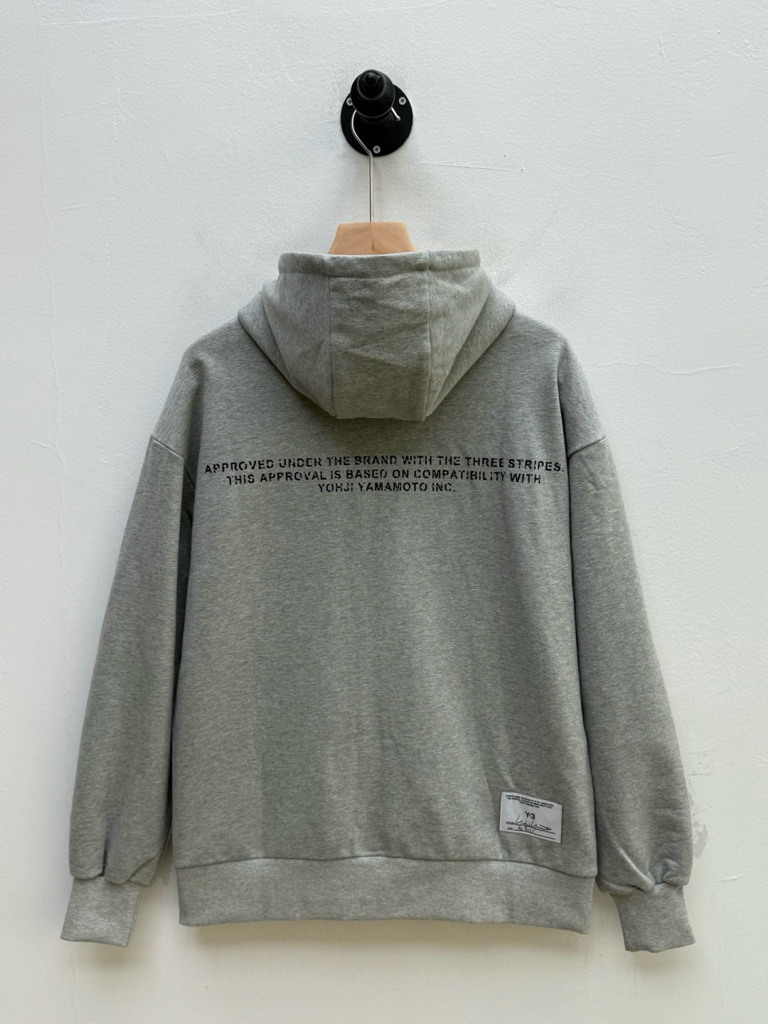 Y3·徽标印花棉质连帽卫衣、代工厂出品早秋新品这款连帽卫衣延续品牌经典的运动廓形，以宽松舒适为设计基调。